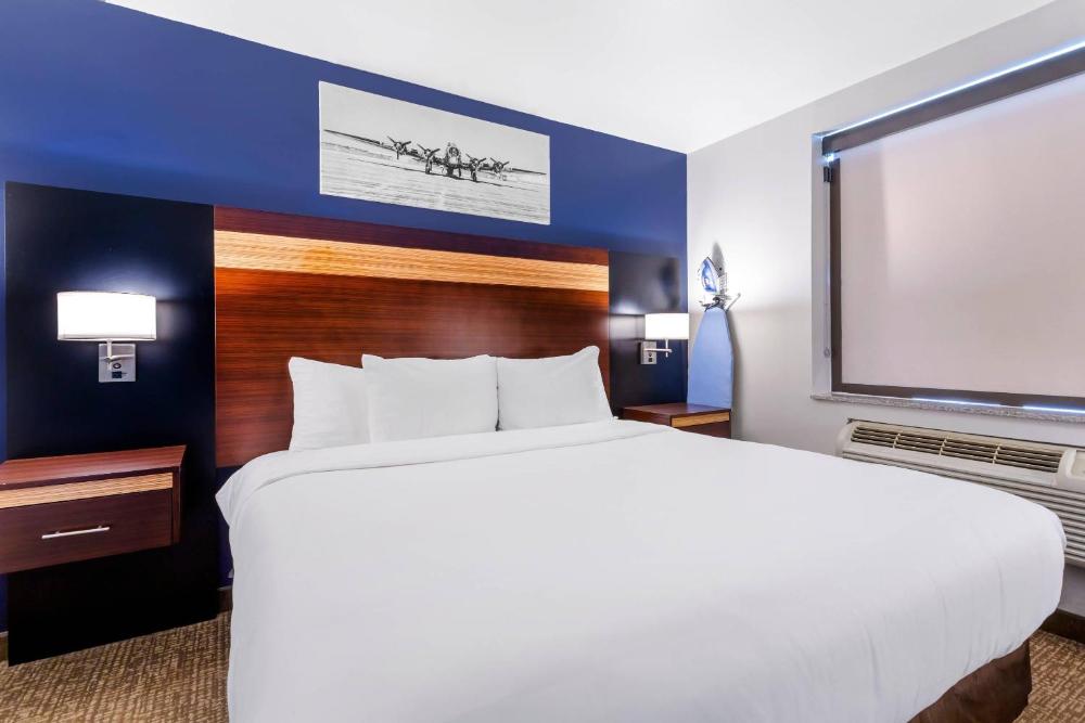 1 King Bed  interior